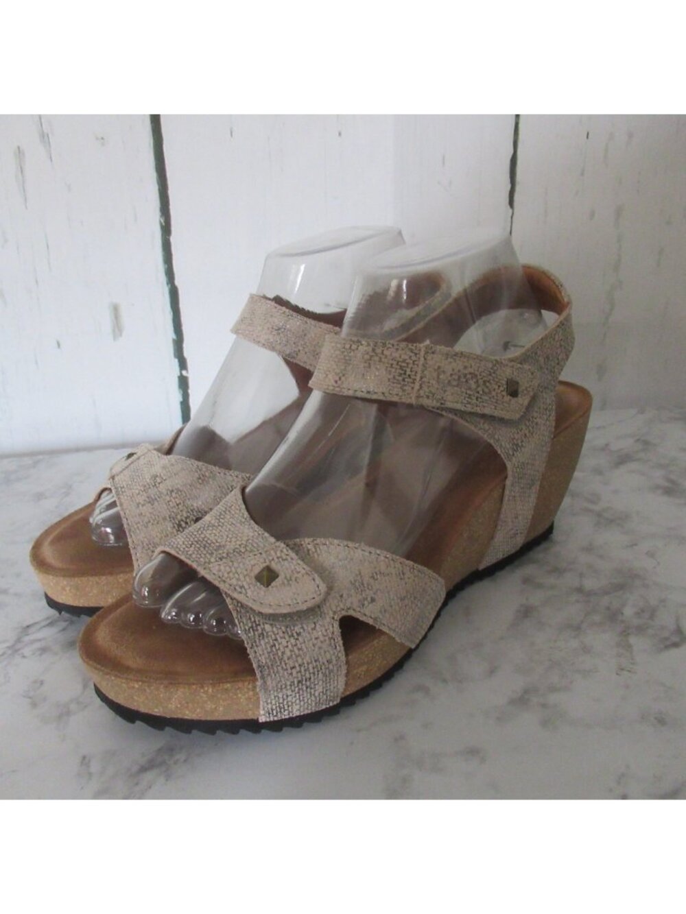 Taos Sandals 39 8 8.5 Wedge Metallic Tan Comfort Adjustable Strap